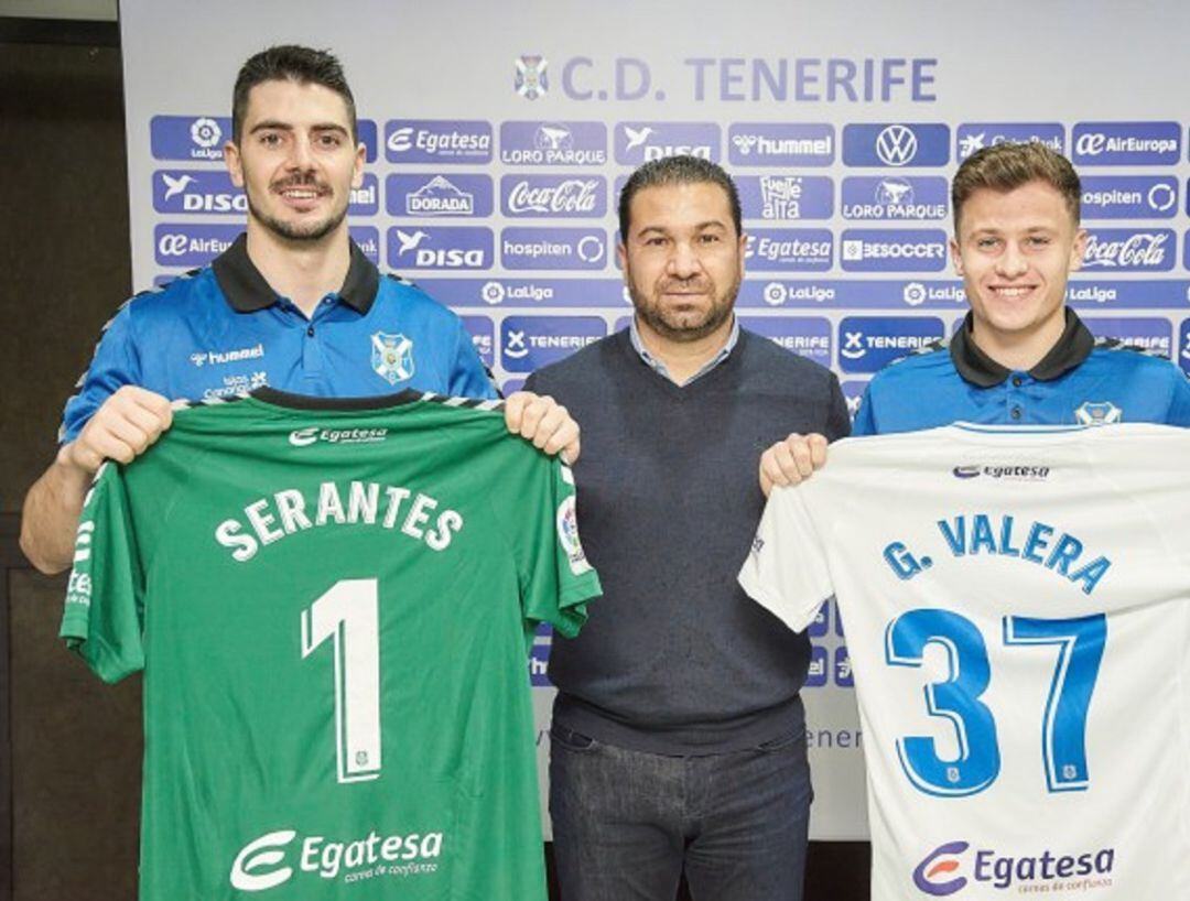 Los jugadores junto al director deportivo blanquiazul Juan Carlos Cordero