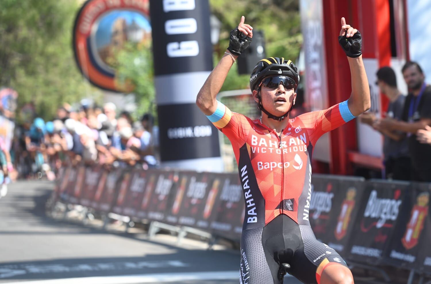 Santiago Buitrago (Bahrein) levanta los brazos victorioso en la meta del Alto del Castillo de Burgos, triunfo con el que se convierte en el primer líder de la ronda burgalesa. / Foto: Ricardo Ordóñez