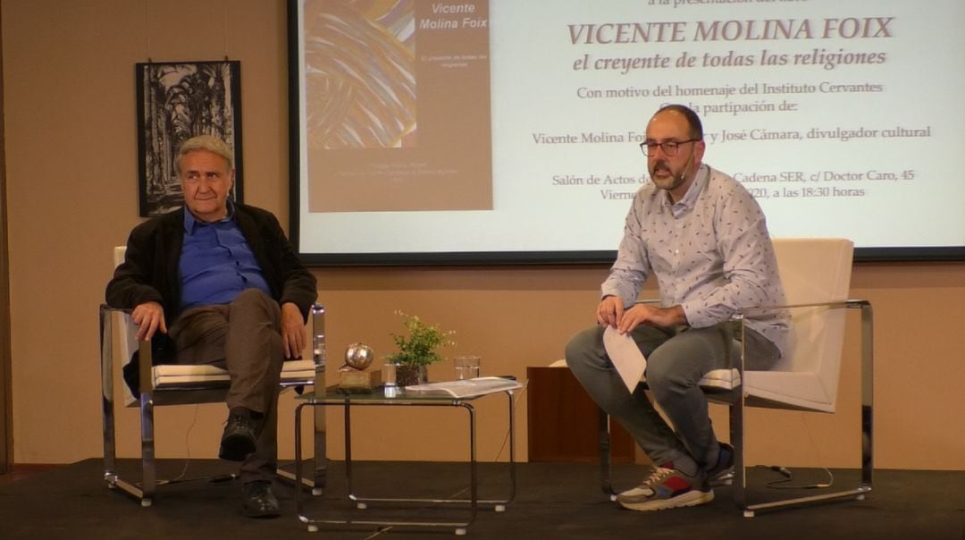 Vicente Molina Foix y José Cámara en la sala de eventos de Radio Elche Cadena SER