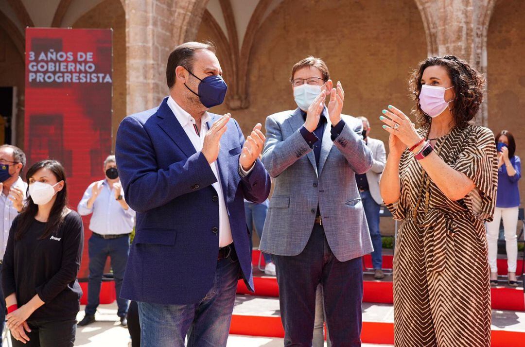 El secretario de Organización del PSOE y ministro de Transportes, José Luis Ábalos (izqda.), el president de la Generalitat y secretario general del PSPV-PSOE, Ximo Puig (centro), y la secretaria general del PSPV-PSOE provincial de Valencia, Mercedes Caba