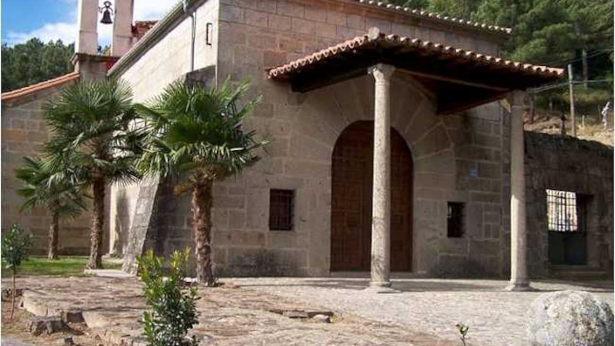 Los vecinos de Villarejo del Valle recogen firmas contra el cura