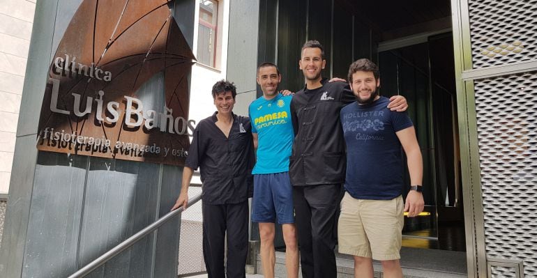 Bruno Soriano, segundo por la izquierda, a las puertas de la Clínica Luis Baños de la capital con el propio fisioterapeuta.