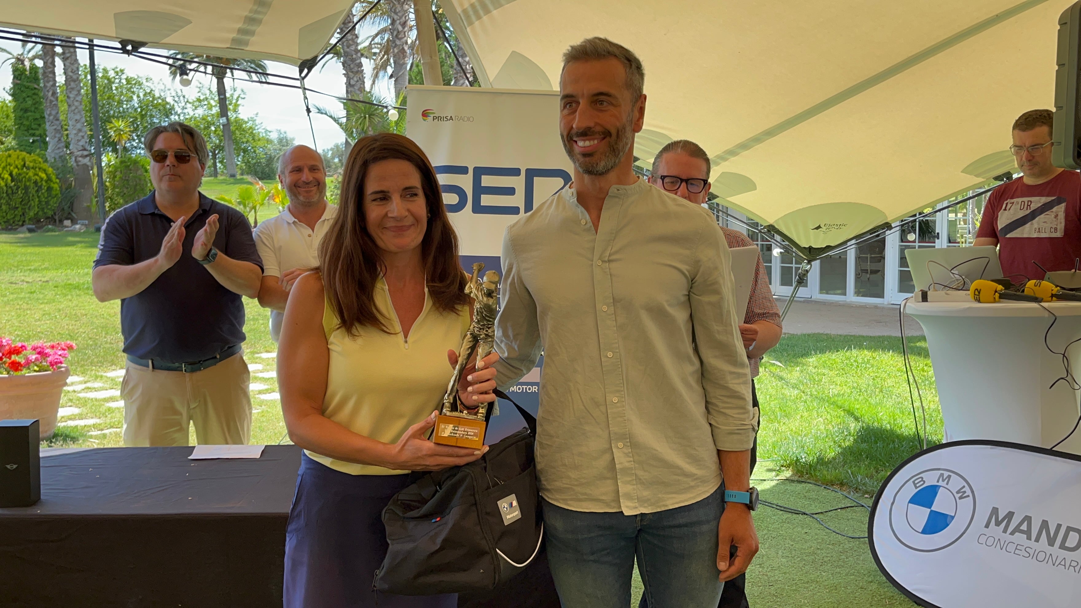 Noelia Nevado, ganadora del 4ºTorneo de Golf Primavera SER Extremadura Golf Guadiana, junto a Máximo Domínguez, jefe de ventas de Mandel Motor, concesionario BMW en Badajoz y provincia.