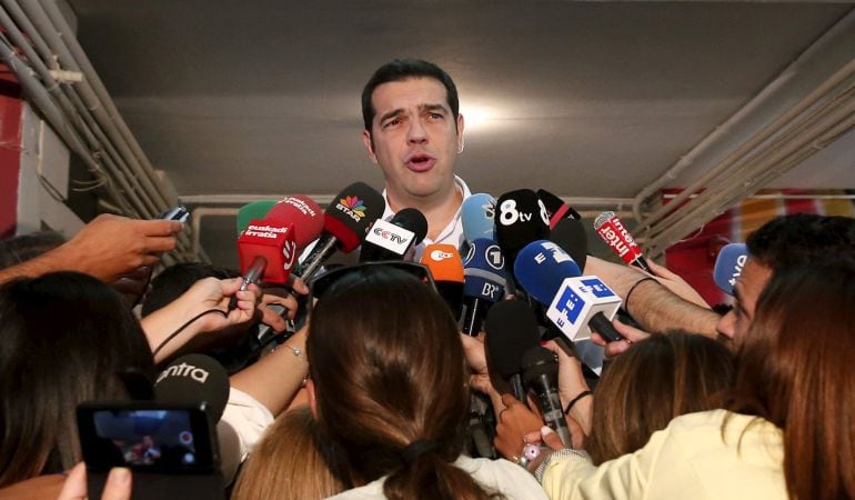 El líder del partido Syriza, Alexis Tsipras, habla con los periodistas después de emitir su voto en un colegio electoral en Atenas.