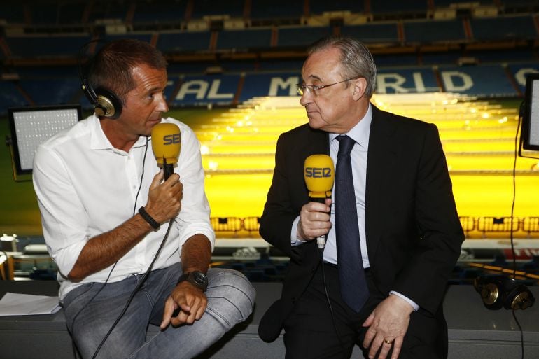 Florentino Pérez charla con Manu Carreño en el programa especial de &#039;El Larguero&#039; en el Bernabéu