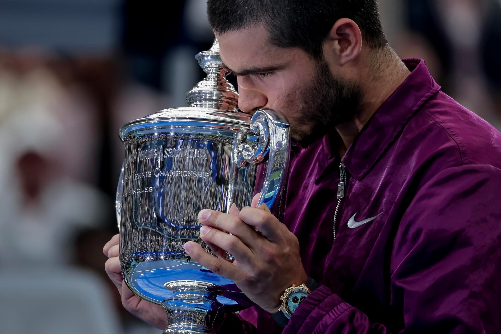 Carlos Alcaraz besa el trofeo del US Open