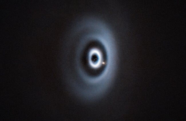 WISPIT 2b (el pequeño punto dentro del anillo) es el planeta recién descubierto en su etapa inicial de formación. ESO/R. van Capelleveen et al.