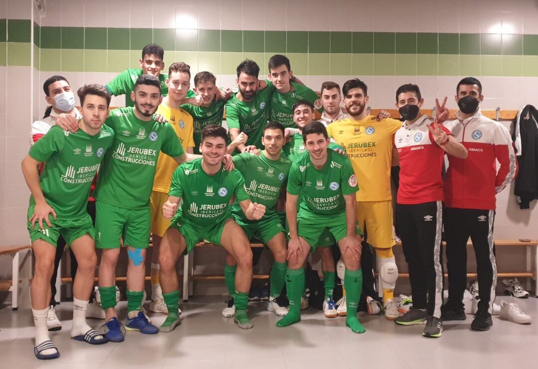 Los integrantes del JERUBEX Santiago celebran el triunfo en el vestuario tras el partido ante el Rivas