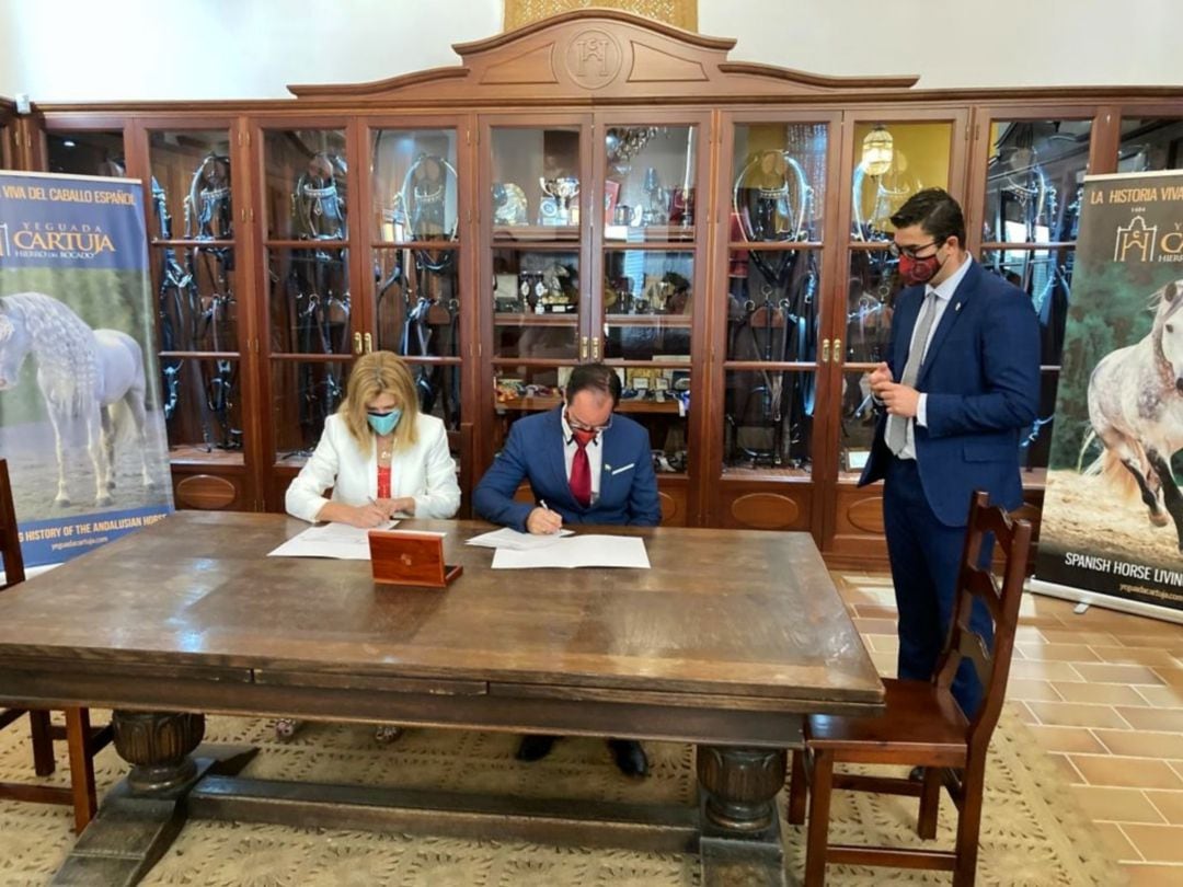 Momento de la firma del convenio entre ambas entidades 