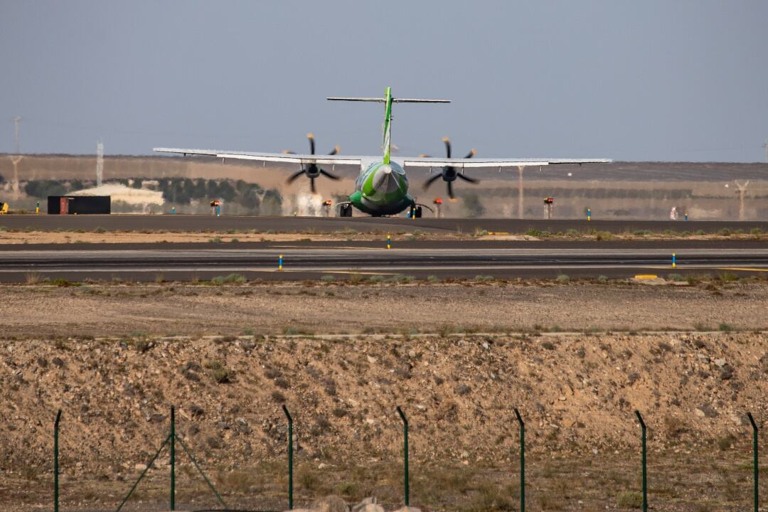 Un avión de Binter Canarias después de aterrizar en el aeropuerto de Gran Canaria donde permanecen dieciocho aviones aparcados a la espera de retomar los vuelos