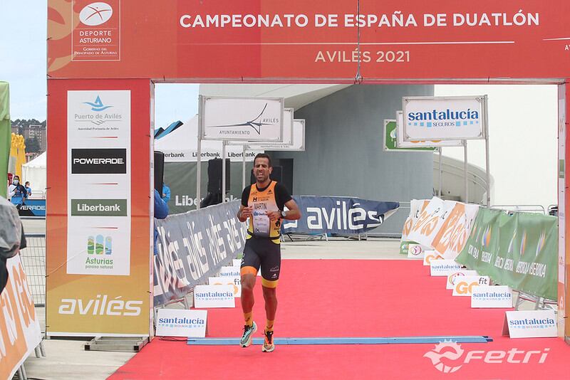 Emilio Martín, campeón, a su llegada a la meta ubicada en el Niemeyer