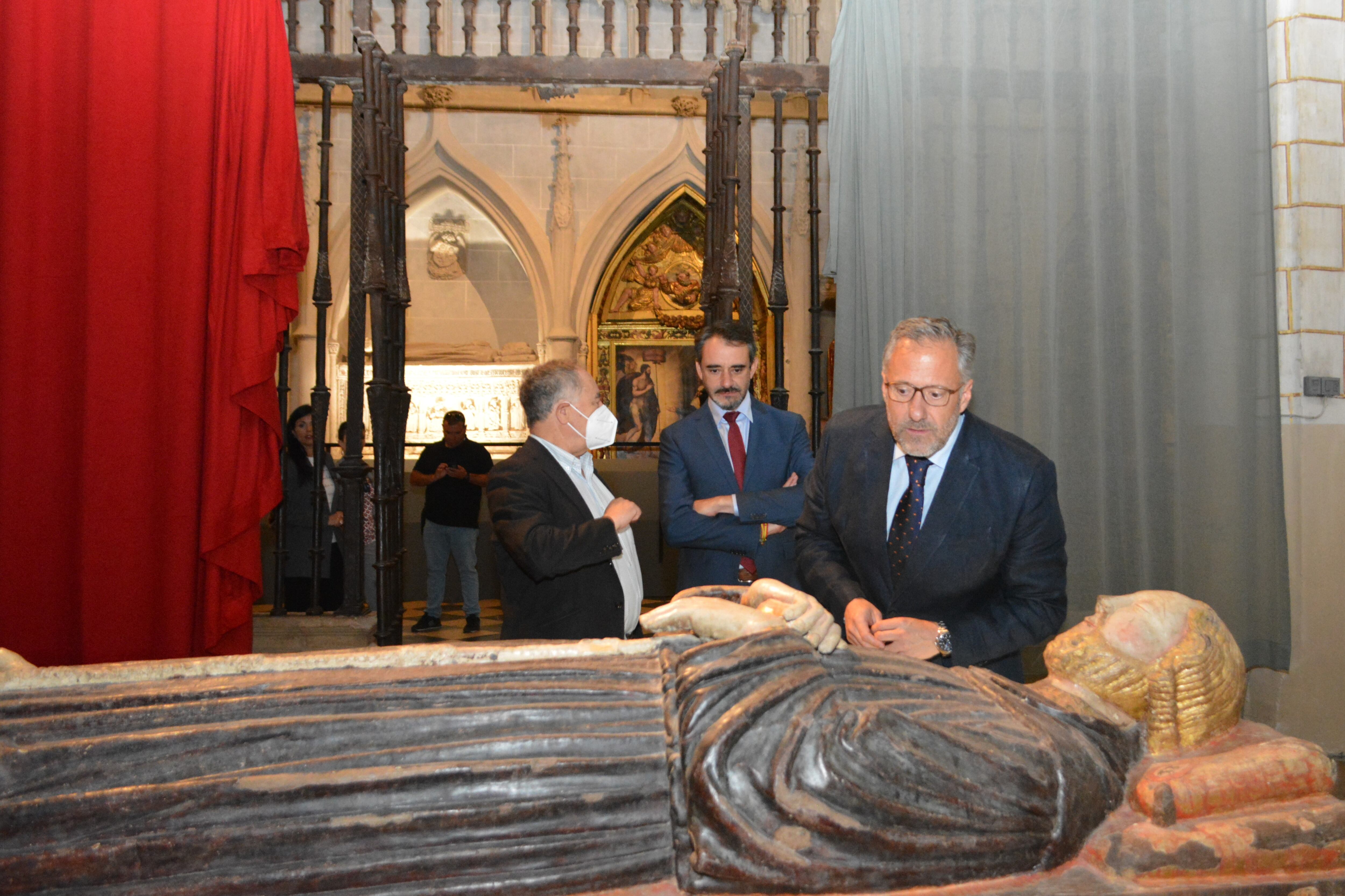 El presidente de las Cortes de Castilla y León, Carlos Pollán, visita la exposición Renacer en la Catedral de Palencia