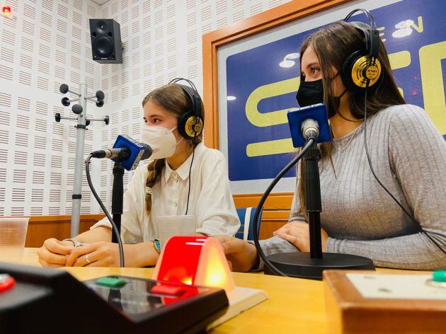 Dos alumnas del Colegio Santísima Trinidad presentando el proyecto AnimArte en Radio Córdoba - Cadena SER