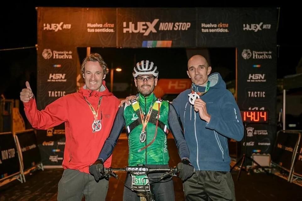 Jesús Fernández, Víctor Urbano y José Domínguez, con sus medallas de campeones.