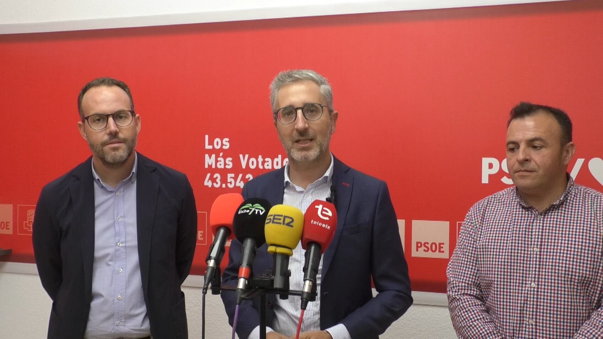 El exconseller socialista de la Generalitat Valenciana, Arcadi España, en la sede del PSOE de Elche junto a los concejales Héctor Díez y Ramón Abad.