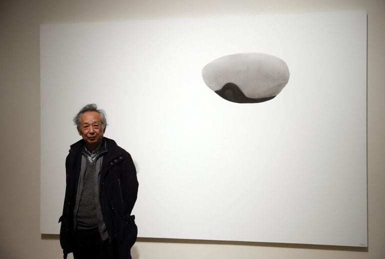 Gao Xingjian, junto a una de sus obras expuestas en la Sala Kubo.