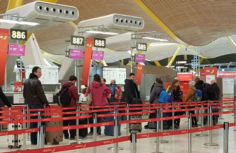 Turistas haciendo cola en el aeropuerto de Barajas.