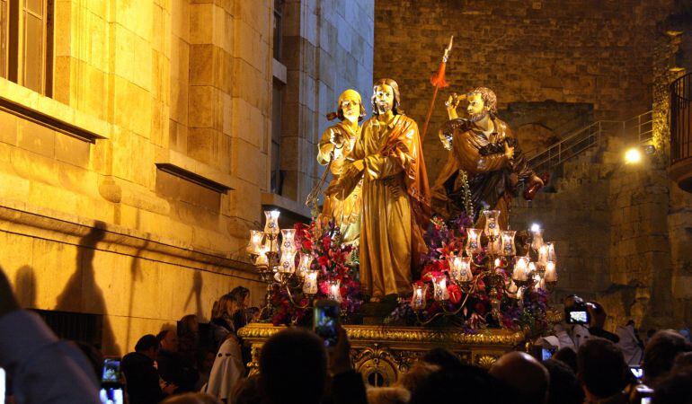 El pas de la Presa de Jesús, a punt d'iniciar la processó del Sant Enterrament de Tarragona.