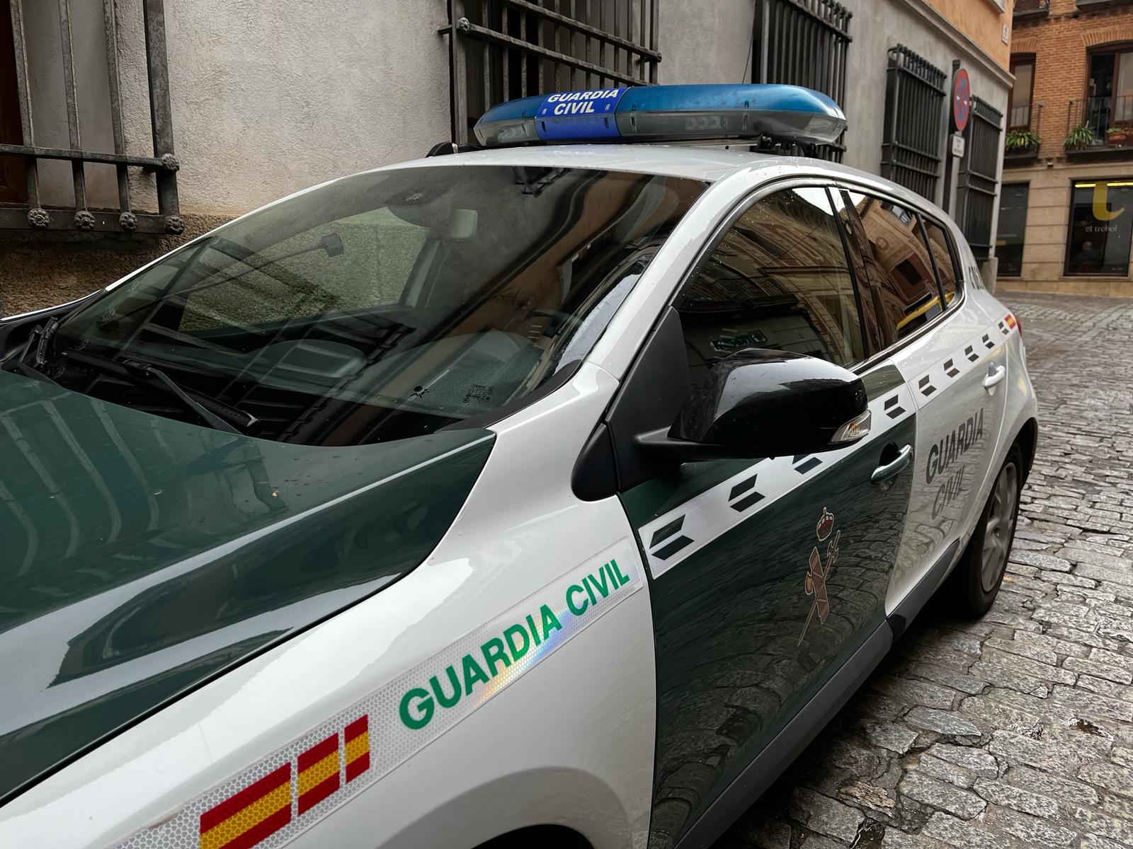 Imagen de archivo de un coche patrulla de la Guardia Civil, estacionado en una calle de Toledo