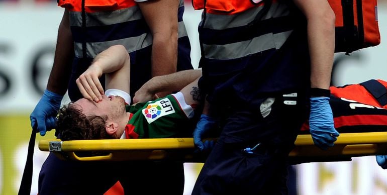 Athletic Bilbao&#039;s forward Iker Muniain is stretched out during the Spanish league football match Sevilla FC vs Athletic Club Bilbao at the Ramon Sanchez Pizjuan stadium in Sevilla on April 4, 2015.   AFP PHOTO/ CRISTINA QUICLER