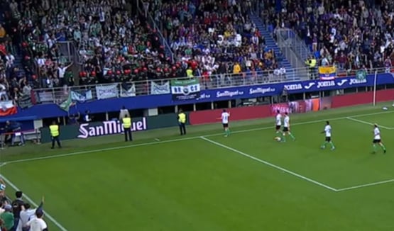 Instante del partido donde 36 efectivos de la Ertzaintza irrumpen en la grada del Racing