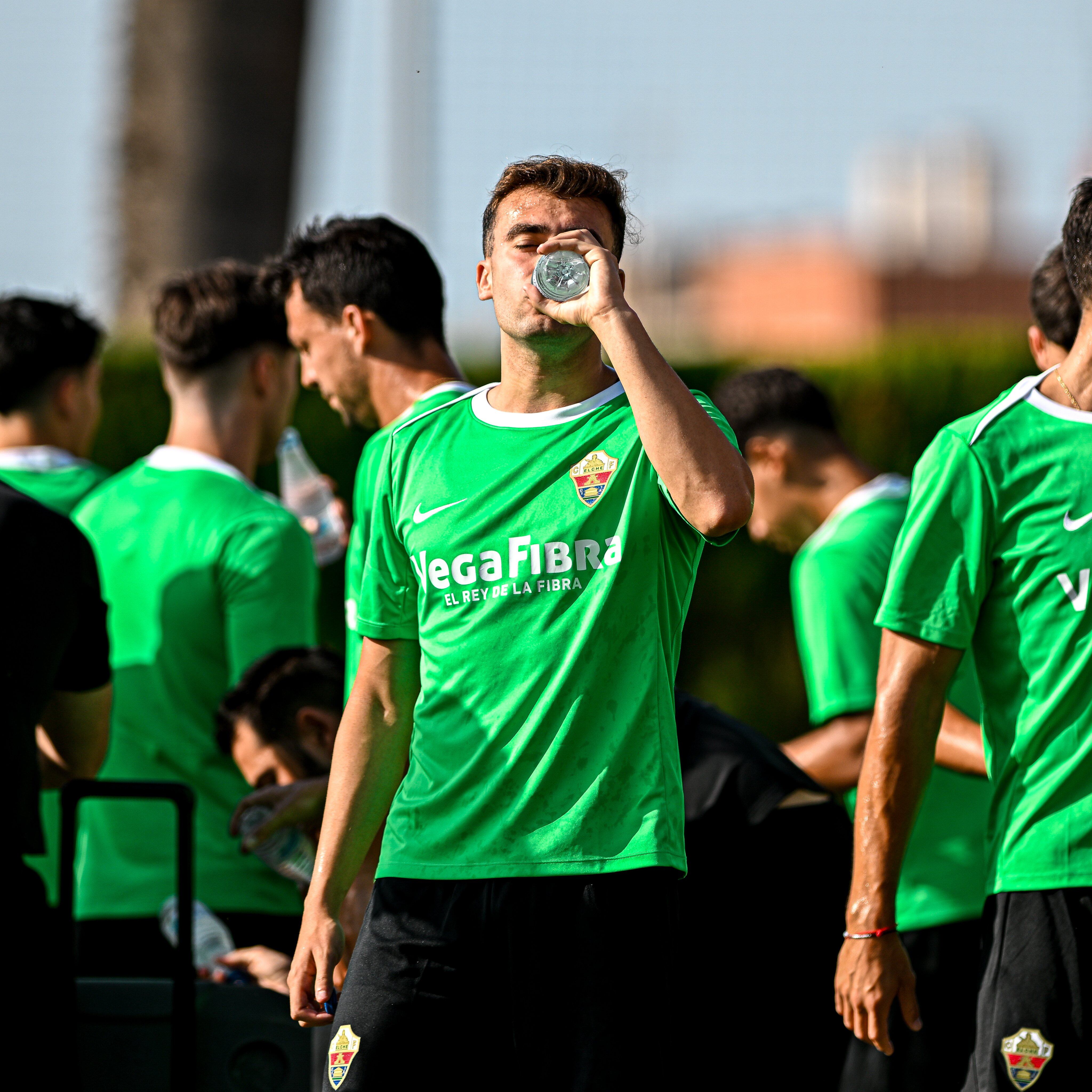 Álvaro Núñez bebe agua en un entrenamiento del Elche