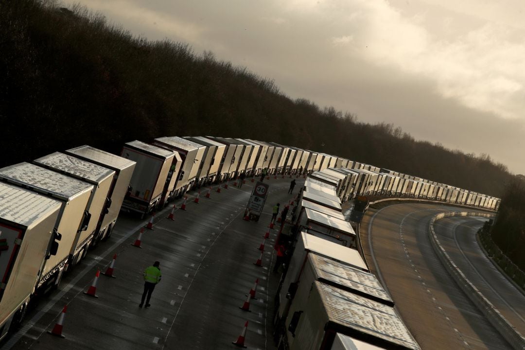 Camiones a la espera de poder circular hacia el puerto de Dover (Reino Unido)