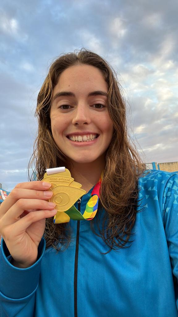 Nàdia Tudó amb la medalla d'or aconseguida als 200 metres braça als Jocs dels Petits Estats de Malta 2023.