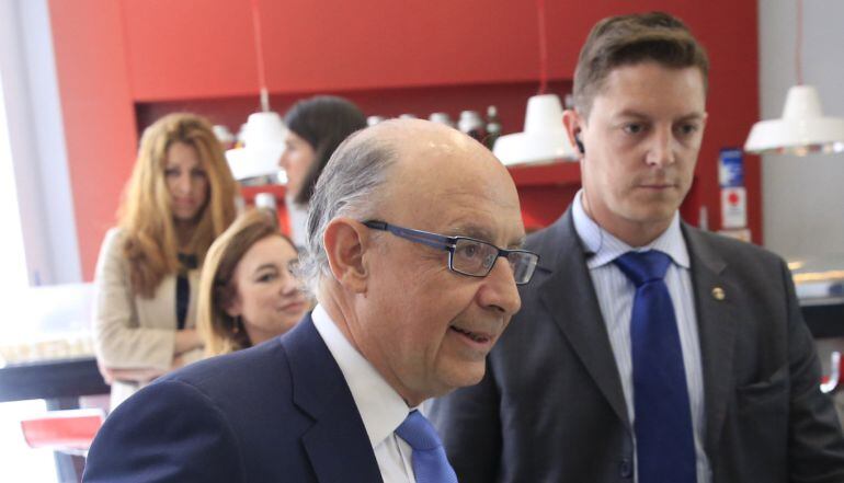 El ministro de Hacienda, Cristóbal Montoro, a su llegada a la cumbre anual del American Business Council, que ha tenido lugar en la Casa de América