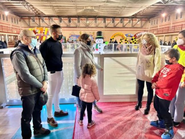 Momento de la apertura de las puertas de la Pista de Hielo por parte de la alcaldesa, M ª Teesa García