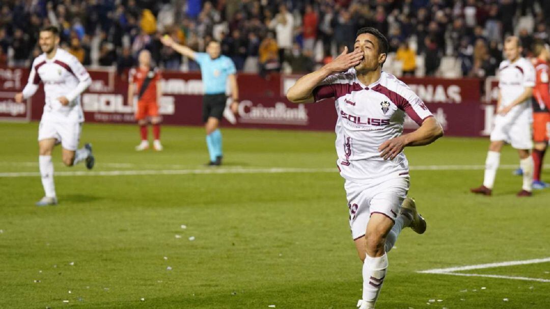 Pedro Sánchez celebra un gol con el Albacete