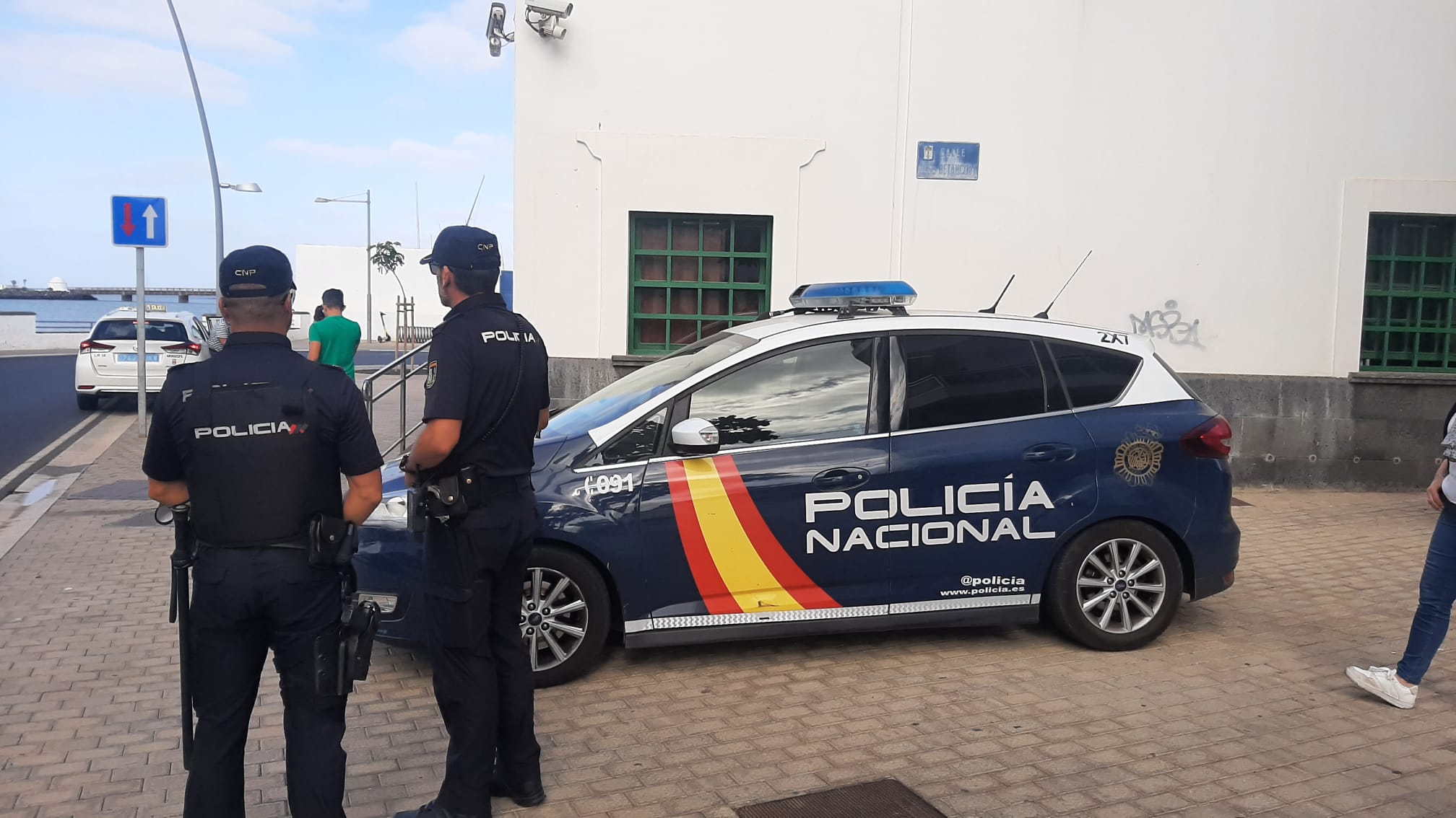 Agentes de la Policía Nacional en Arrecife, capital de Lanzarote.