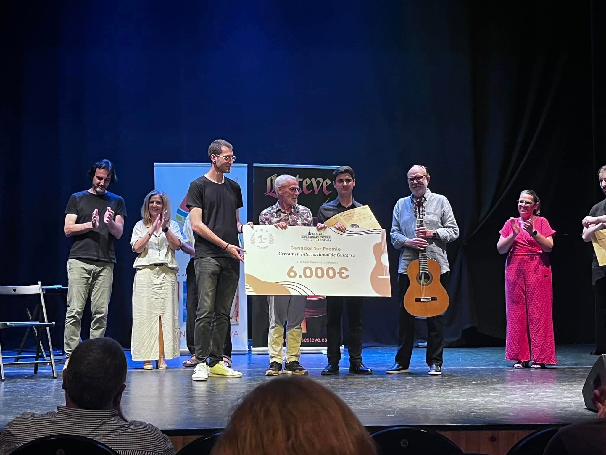 Ausiàs Parejo recollint el premi