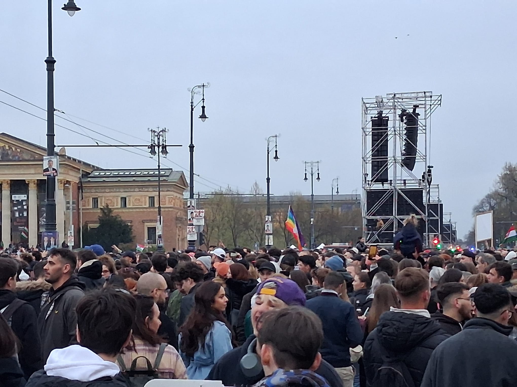 Una fiesta en Budapest con motivo de las elecciones de este domingo en la que se puede observar la bandera LGTB.