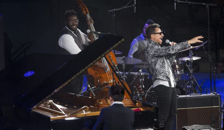 El vocalista José James, junto a su grupo ha abierto la segunda noche del trigesimo noveno Festival de Jazz de Vitoria-Gasteiz. EFE/ADRIÁN RUIZ DE HIERRO