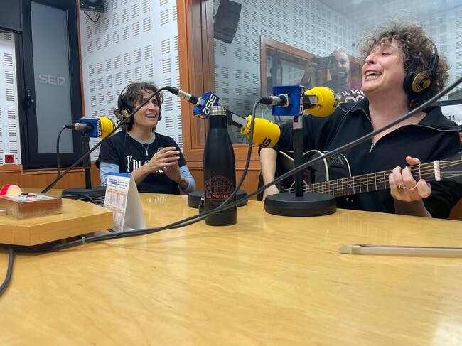 Isa y Rocío del grupoTresillo actuando en Radio Córdoba
