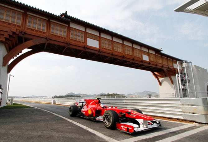 El piloto español de Ferrari sale del &#039;pit lane&#039; en los entrenamientos libres del GP de Corea