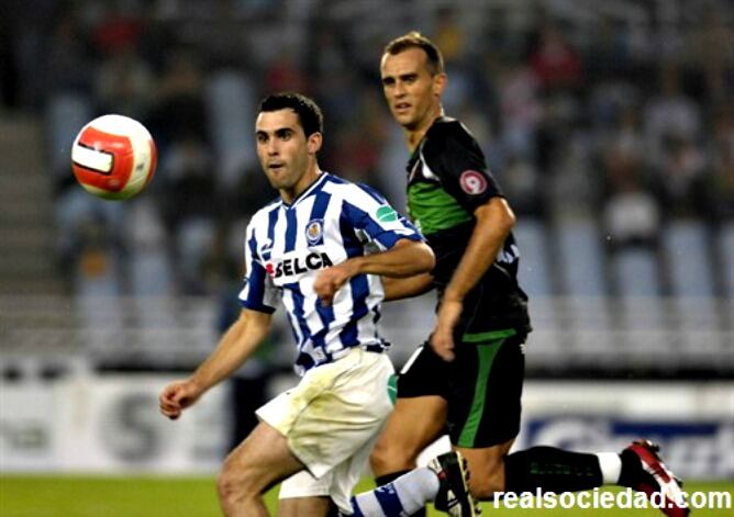 Iñigo Díaz de Cerio pugna por un balón en su época en Segunda con la Real.