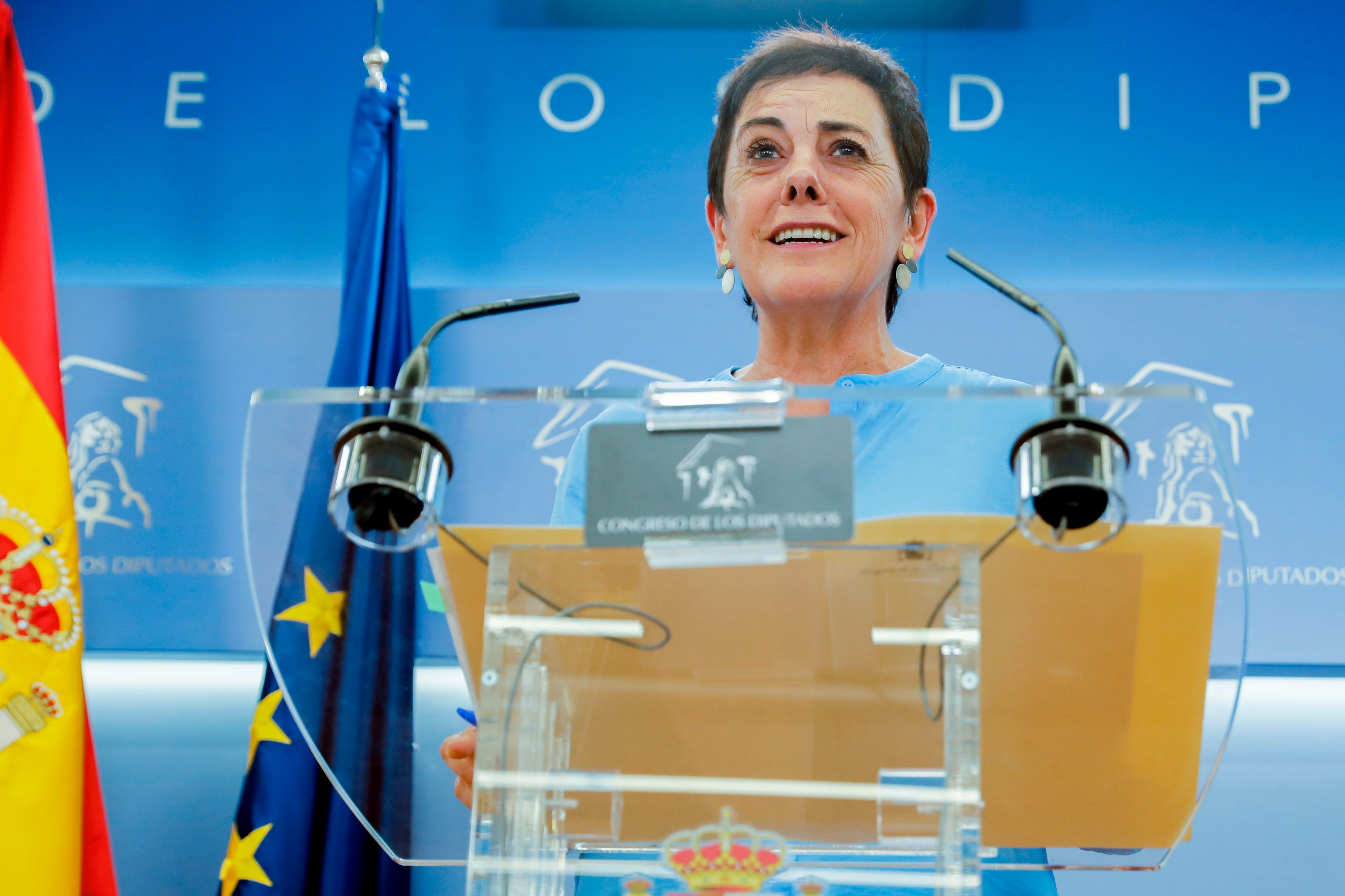 La portavoz de EH Bildu, Mertxe Aizpurua, durante la rueda de prensa que ha ofrecido este martes en el Congreso.