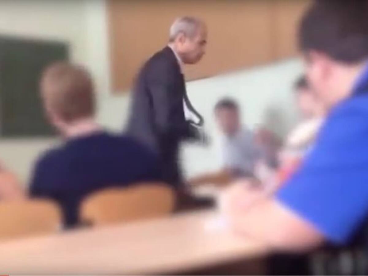 Varios estudiantes salvan a su profesor de recibir una paliza de un alumno