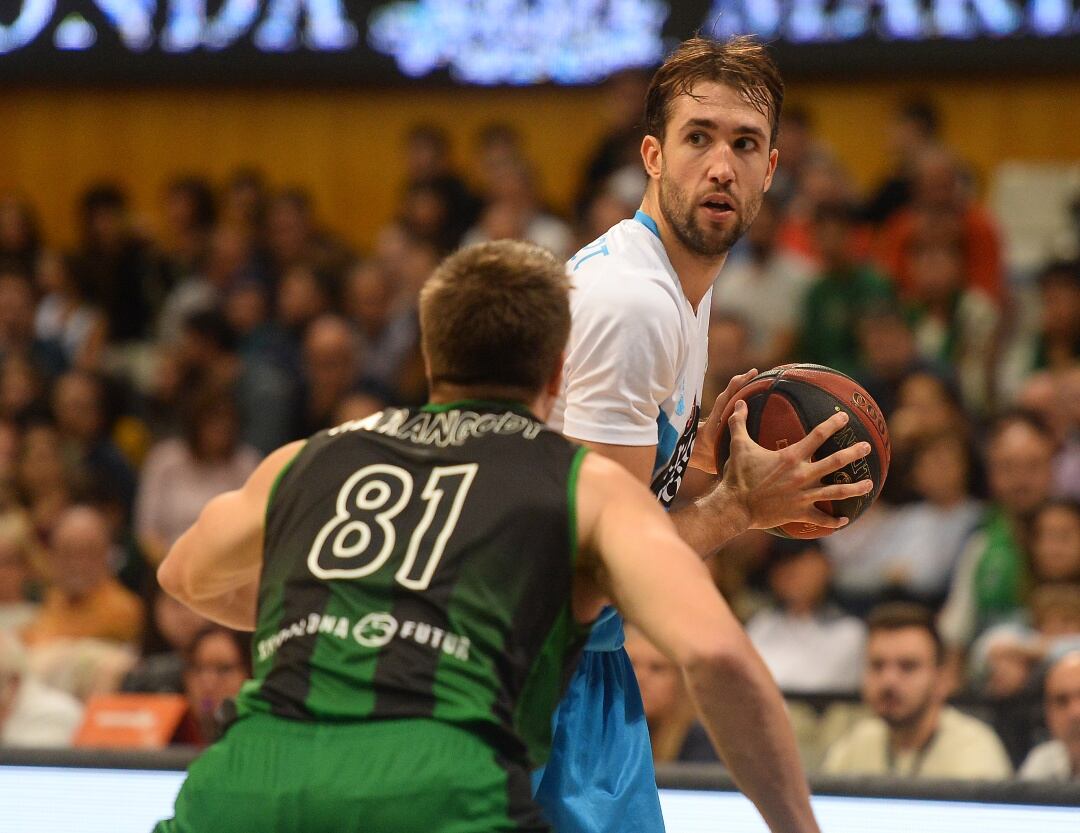 Nacho Llovet, ante Luke Haragody en el partido de la primera vuelta