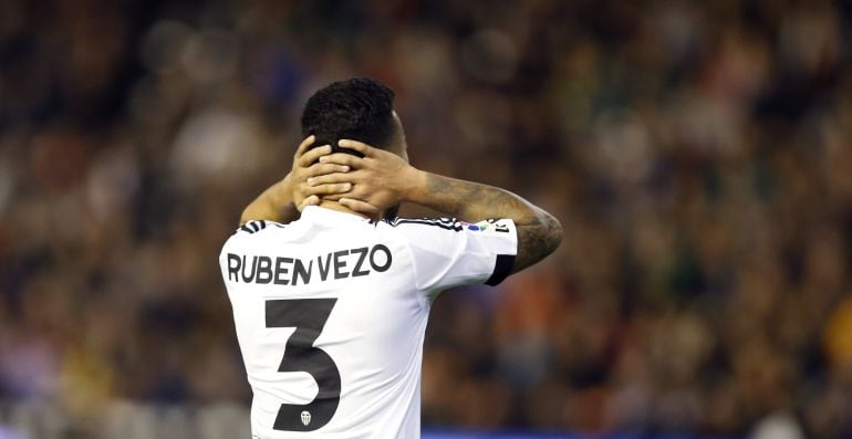 El defensa portugués del Valencia, Ruben Vezo, reacciona durante el partido de vuelta de semifinales de la Copa del Rey