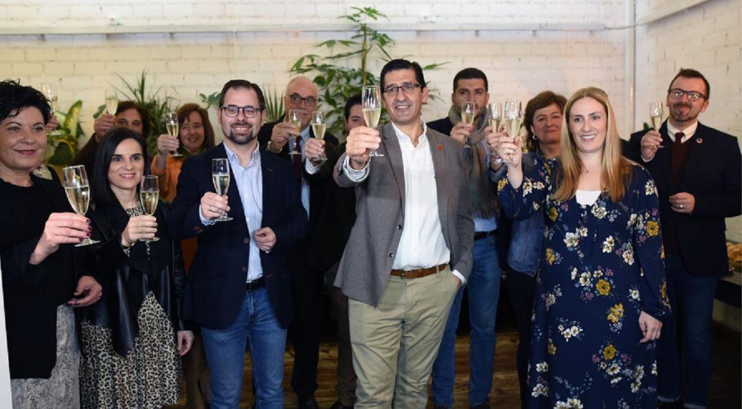 Brindis que ha compartido el presidente de la Diputación, Jose Manuel Caballero, con los representantes de los medios de comunicación de la provincia en el tradicional encuentro navideño.