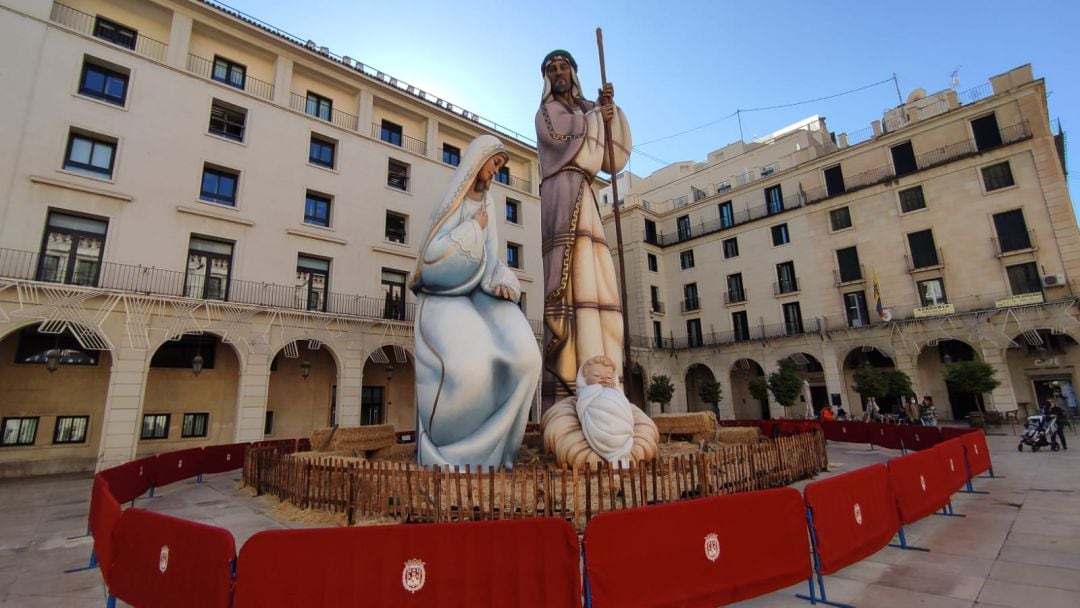 Con una altura de más de 56 metros en su conjunto, el belén de la plaza del Ayuntamiento ha entrado en el libro Guinness de los récords