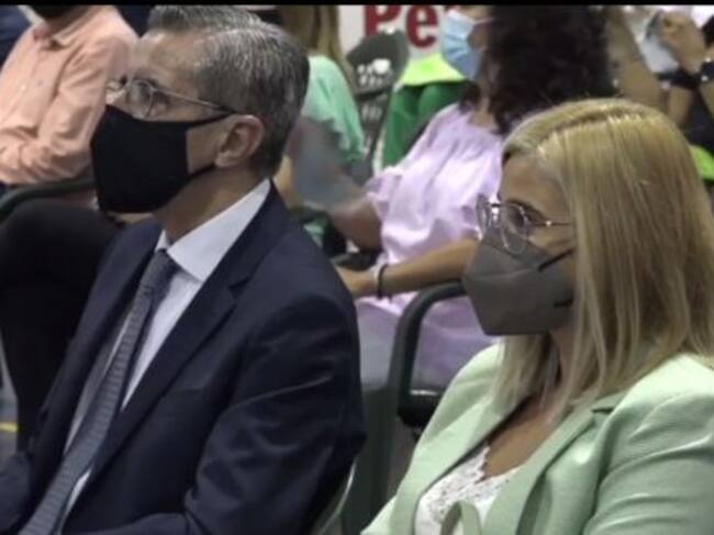 El secretario autonómico junto con la alcaldesa de Petrer