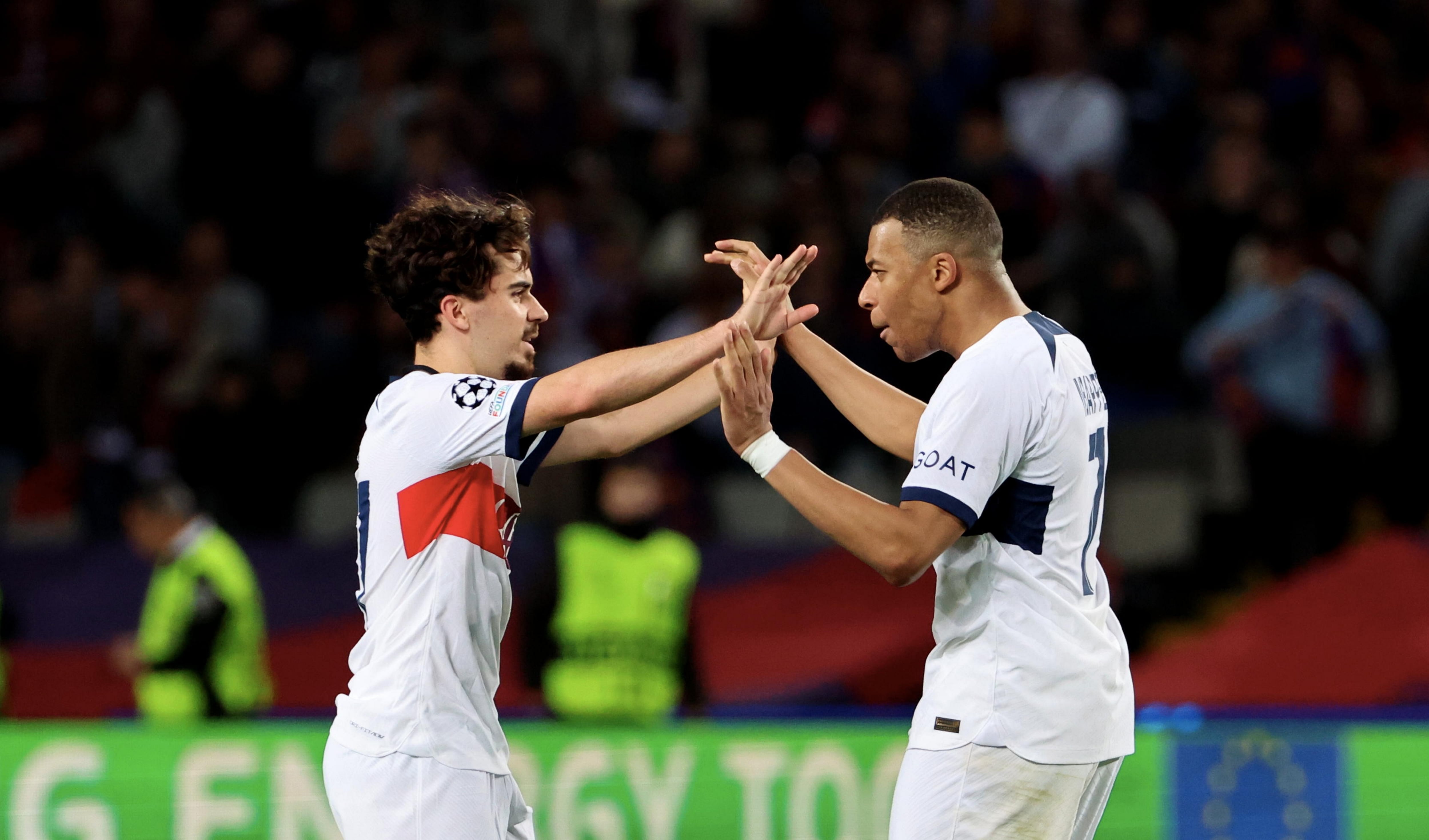 Vitinha y Kylian Mbappé celebrando un gol en el FC Barcelona - PSG de la temporada pasada