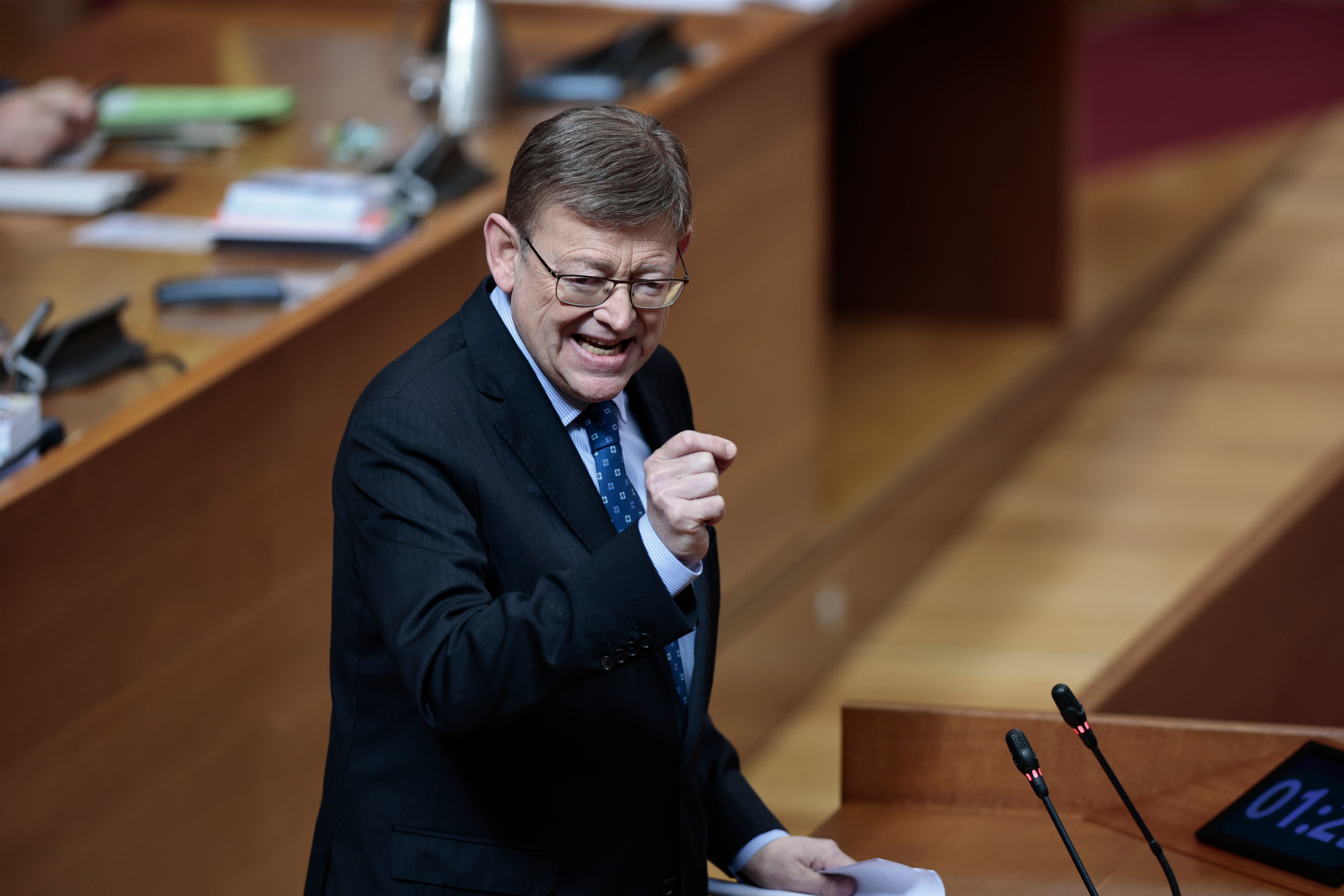 GRAFCVA48225 VALENCIA, 07/04/2022.-El presidente de la Generalitat, Ximo Puig interviene en la sesión de control en Les Corts.EFE/ Biel Aliño