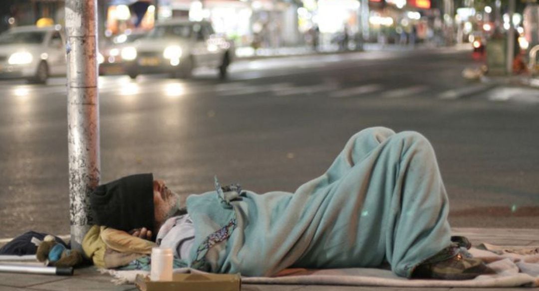 Imagen de archivo de una persona durmiendo en la calle