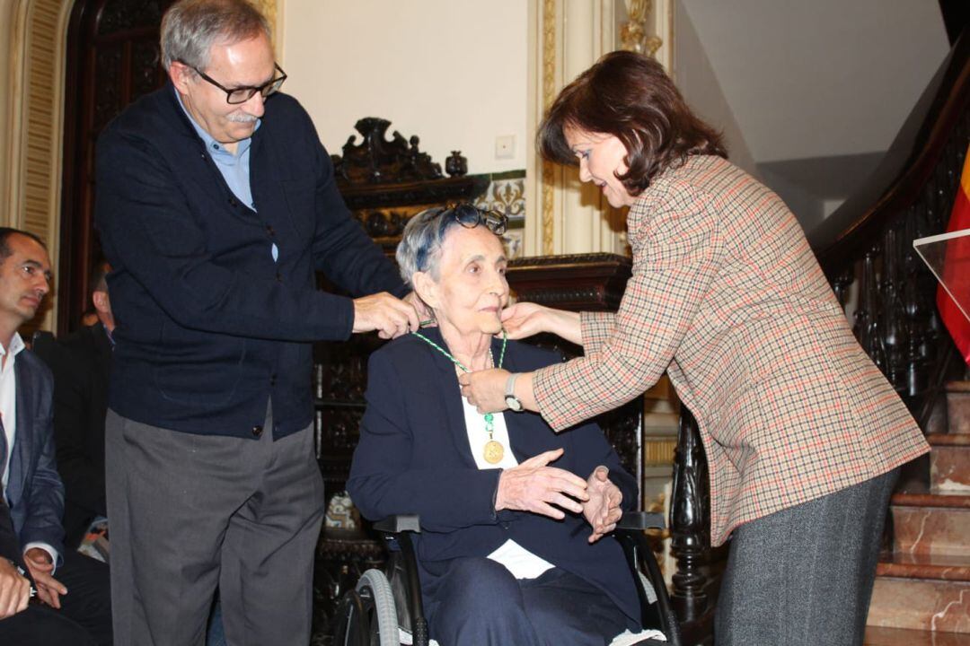 La vicepresidenta del Gobierno, Carmen Calvo, entrega en Granada el X Premio de las Letras Andaluzas a Mariluz Escribano