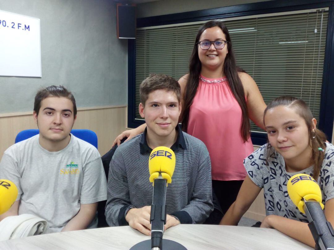 Integrantes del programa Joop en Elda junto a su educadora